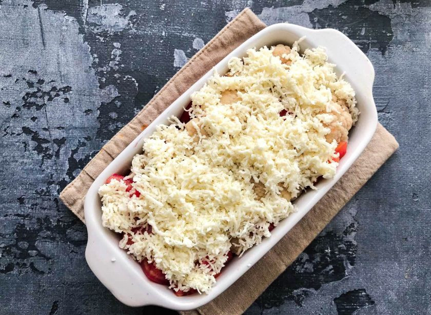 1. Этап. Запеканка из капусты и макарон: Посыпьте все мелко натертым сыром и отправьте в предварительно разогретую до 180 градусов духовку на 20 минут.