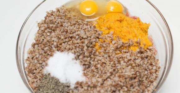 1. Этап. Котлеты с гречкой и фаршем: Сделайте общую массу. Смешайте гречку с приправами и солью, яйцами, овощами и фаршем.