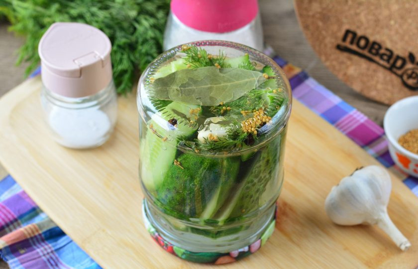 1. Этап. Огурцы с семенами горчицы: Закатайте крышками и утеплите одеялом.