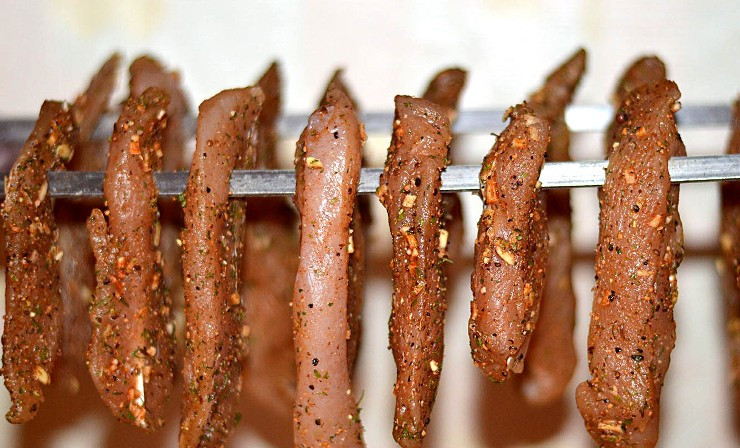 1. Этап. Карпаччо из курицы: Далее нам необходимо нанизать курицу на нитку или, как у меня, на шампур (кому как удобно). И вывесить там, где она не будет вам мешать, например, под стол.