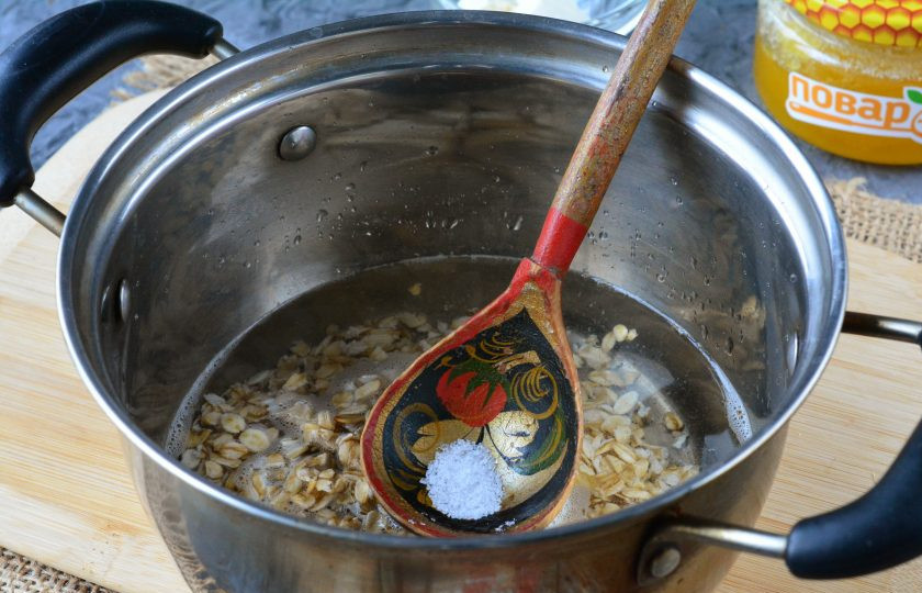 1. Этап. Овсянка с медом на воде: Добавьте немного соли и размешайте.