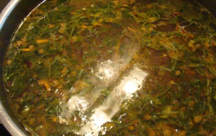 1. Этап. Суп с куриными потрохами: Параллельно обжариваем лук и морковь. Добавляем зажарку в кастрюлю, продолжаем варить до готовности картофеля. За 5 минут до готовности супа кладем измельченную зелень.