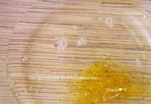 1. Этап. Торт Осенний поцелуй после жаркого лета: Для персикового желе желатин замочите в воде на 10 минут. Персиковый сироп нагрейте, добавьте отжатый желатин и лимонный сок, перемешайте до растворения желатина.