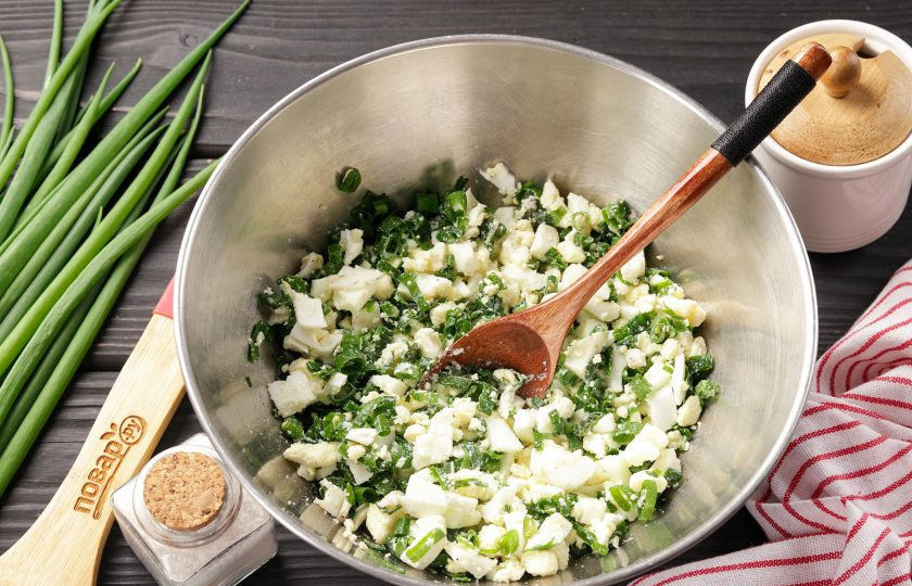 1. Этап. Дрожжевой пирог с яйцом в духовке: Хорошо перемешайте.