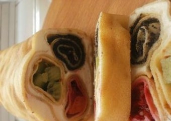 1. Этап. Рулеты из блинов с начинкой: Примерно через часик вынимаем рулеты, разворачиваем и нарезаем. Подаем к столу.