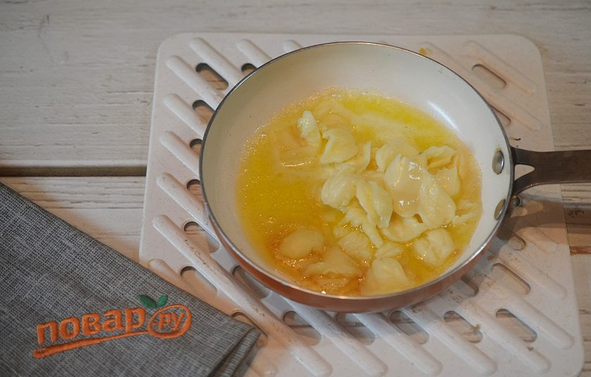 1. Этап. Фаршированный сыр: 13. И распустите в нем сыр из серединки. Соус готов.