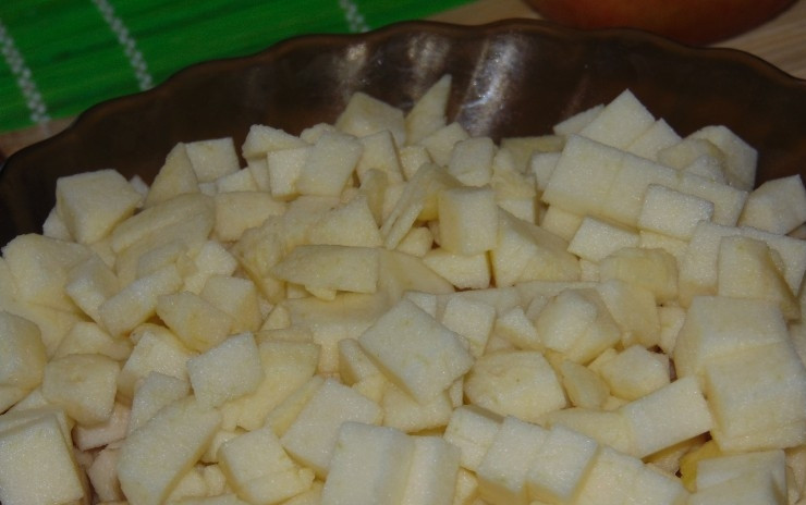 1. Этап. Шарлотка в аэрогриле: Далее форму для аэрогриля промажьте маслом. Влейте половину теста, потом яблоки, и вновь тесто.