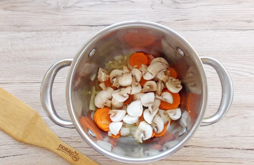 1. Этап. Суп-пюре на курином бульоне: Шампиньоны очистите, помойте и нарежьте. Добавьте к луку и моркови.