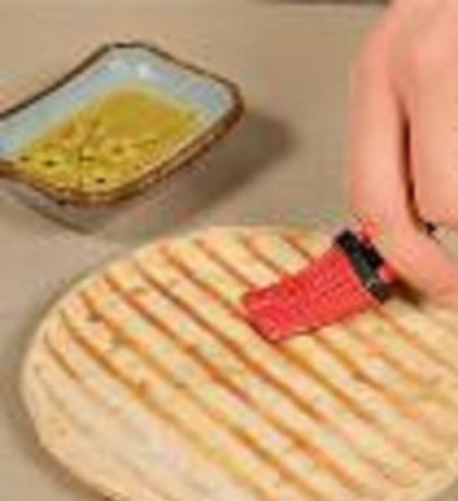 1. Этап. Пицца с помидорами и моцареллой: 5. Прожаренные лепешки смазать оливковым маслом.