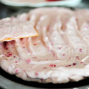 1. Этап. Кремовый торт с малиной: Распределяем крем по коржу.