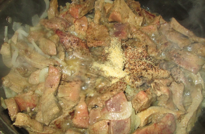 1. Этап. Печень, тушенная в соусе: Добавьте к печени измельченный лук и специи. Влейте 100 грамм воды.