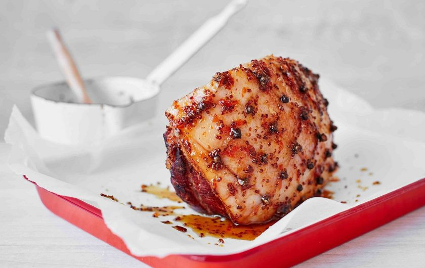 1. Этап. Праздничная ветчина: 4. Смажьте его пряным соусом и запекайте в духовке при температуре 190 градусов в течение 25 минут.