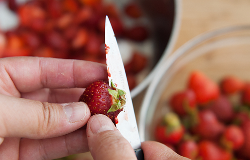 1. Этап. Cироп в домашних условиях: 2. Ягоды для начала нужно тщательно вымыть (при необходимости оставить в холодной воде на 10-15 минут) и просушить. Удалить хвостики и нарезать на 2-4 части, в зависимости от размера клубники.