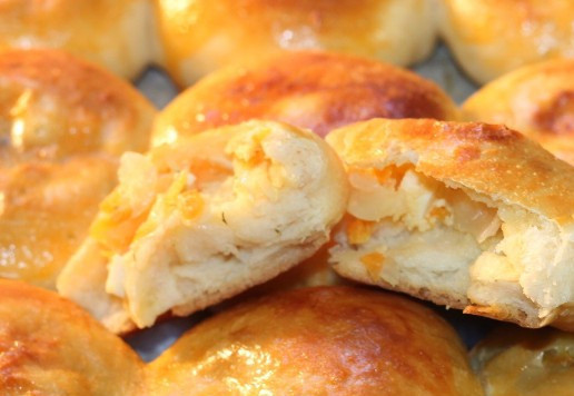 1. Этап. Круглые пирожки с овощами и яйцом: 15. Готовые горячие пирожки выкладываем на блюдо. Сбрызгиваем пироги водой и накрываем полотенцем, даём немного остыть. Удачной Вам выпечки!