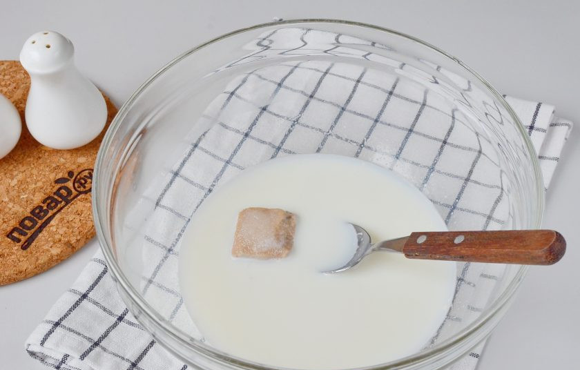 1. Этап. Начинка для расстегаев: В теплом молоке (38-40 градусов) растворите соль, сахар, дрожжи.