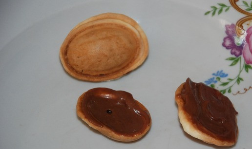 1. Этап. Печенье Орешки с шоколадом: Как только скорлупки остынут, кладем начинку в 2 половинки и скрепляем между собой.