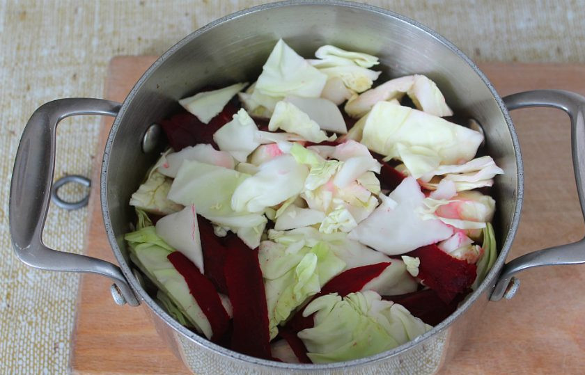 1. Этап. Заварная капуста на зиму: В кастрюлю с кипящим маринадом высыпаем капусту и свеклу. Убираем с огня.