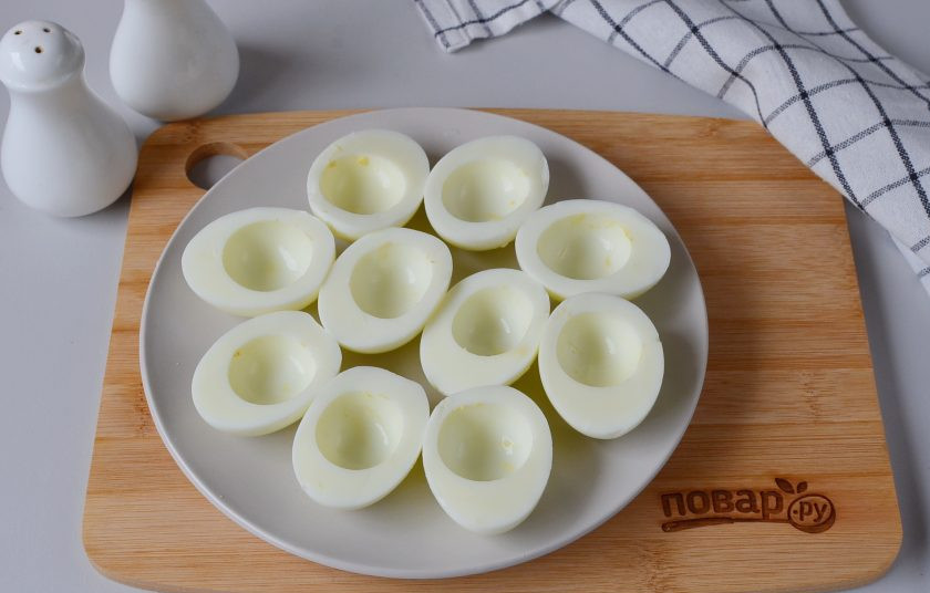 1. Этап. Фаршированные яйца Тигровые: Очистите яйца, порежьте половинками, освободите белки от желтков.