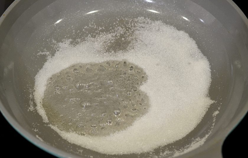 1. Этап. Глазированная груша: Постепенно добавьте воду.