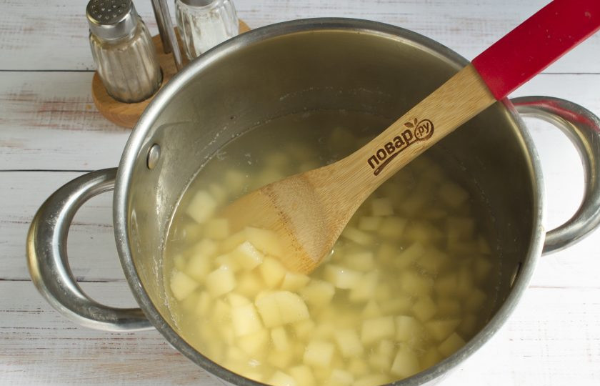 1. Этап. Суп-пюре с шампиньонами и картофелем: 4. Когда картофель будет готов,слейте воду, добавьте к картошке грибную заправку.