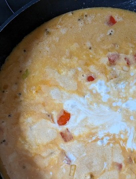 1. Этап. Курино-кокосовый суп по-тайски: Когда мясо побелеет, влить бульон и кокосовое молоко, довести до кипения и варить на слабом огне 15 минут. Добавив всю жидкость, суп оказался жидковат, поэтому я тут же добавила 2 ст. л. риса ( в оригинале без риса).