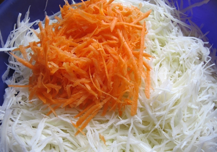 1. Этап. Бомбовая капустка: 3. Трем мелко морковь и отправляем к нашей капусте.