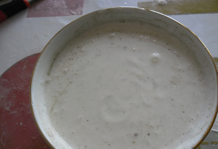 1. Этап. Сочные манты: Тем временем можно приготовить соус. Смешиваем кефир с измельченным чесноком, зеленью и специями.