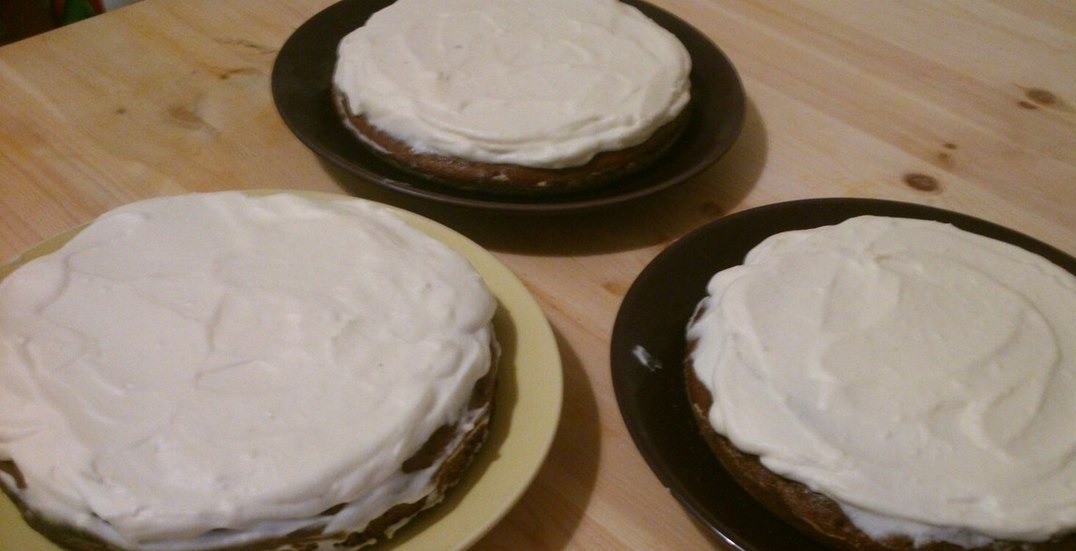 1. Stage. Naked cake on one-two-three: When the biscuits and cream have cooled well (1.5-2 hours), put the cream on the biscuits (not putting it together! on each one separately!) and put it back in the fridge.