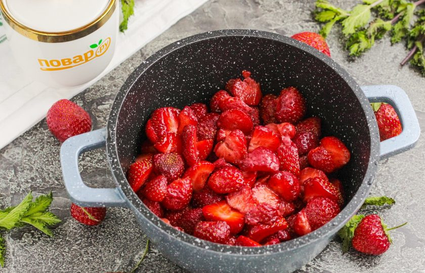 1. Этап. Кето-варенье из клубники на зиму: Ягоды промойте в воде, нарежьте на части прямо в казан или кастрюлю с антипригарным дном.