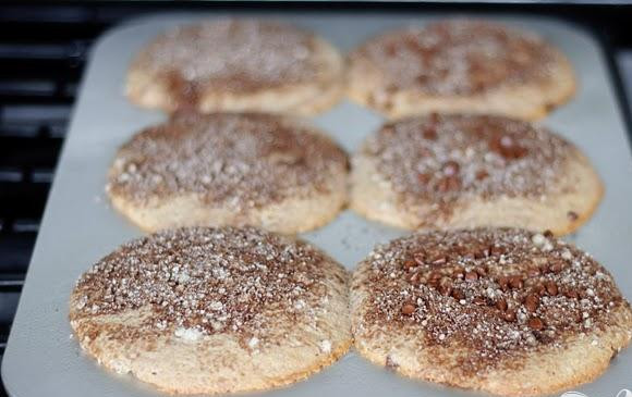 1. Этап. Маффины с шоколадной посыпкой: 7. Дать постоять 2 минуты до извлечения из формы. Дать остыть в течение 10 минут перед подачей на стол.