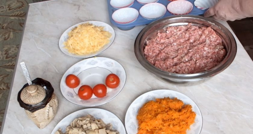 1. Этап. Мясные корзиночки с грибами: В фарш добавьте яйцо, соль, специи и порезанный лук. Перемешайте фарш до однородности.