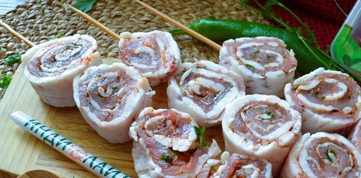 1. Этап. Шашлык-рулет: Нанизать на шпажки, зафиксировав концы сетки.