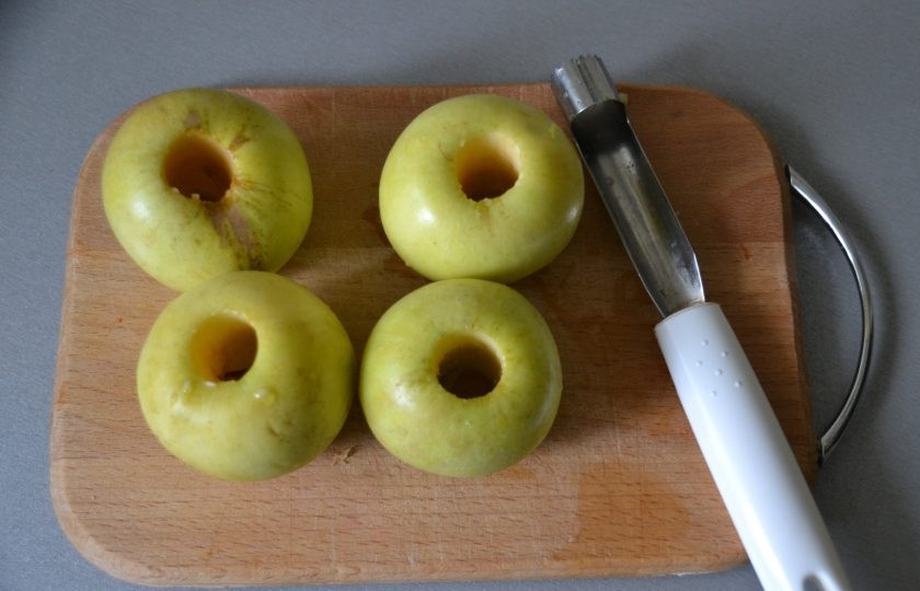 1. Этап. Яблоки в платочках: Помойте яблоки, удалите из них сердцевинки.