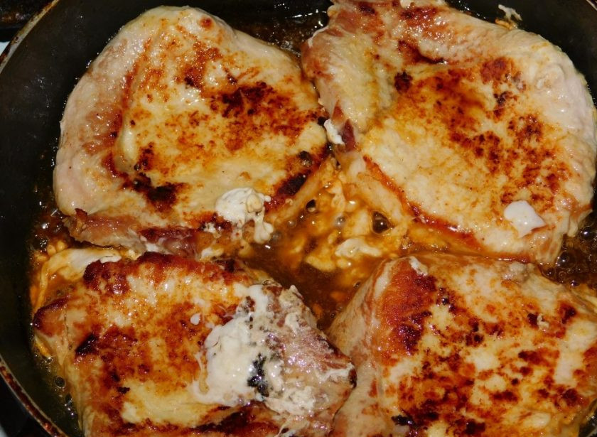 1. Этап. Свинина в горчично-имбирном маринаде с апельсинами: Затем мясо обжарьте на сильном огне до румяности.