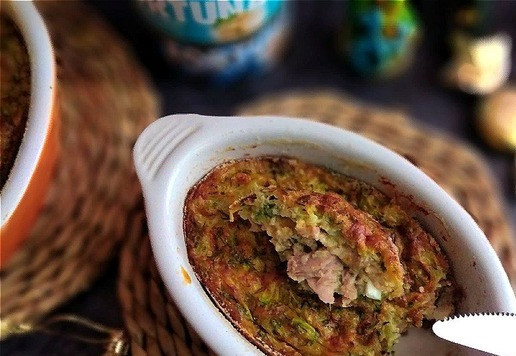 1. Этап. Кабачковая запеканка с тунцом: Едим. Остывшая запеканка будет поплотней горячей.