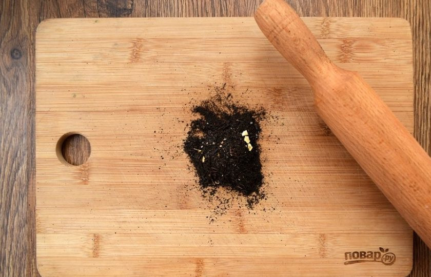 1. Этап. Шоколадный чайный пирог: Чай измельчите с помощью скалки или пестика в ступке.