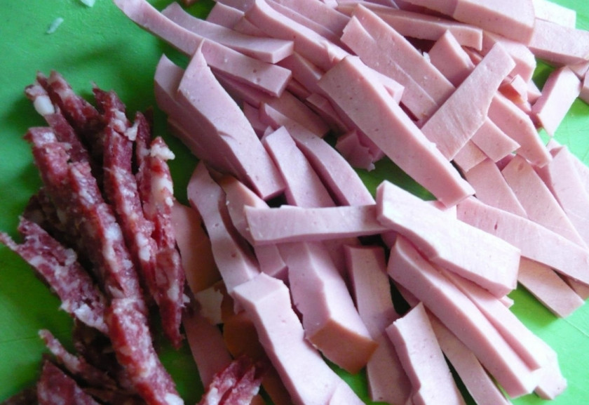 1. Этап. Грибы, жаренные с колбасой: 5. Колбасу нарезаю кружочками, затем каждый еще ломтиками (использовал 2 вида для более насыщенного вкуса и запаха).