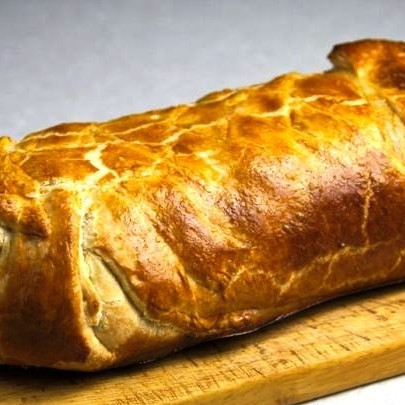 1. Этап. Веллингтон: Иногда тесто в конце запекания пригорает, поэтому за 15 минут до окончания запекания наш пирог можно накрыть листом фольги. Готовое мясо по-веллингтонски слегка остужаем и подаем с салатом или гарниром. Приятного аппетита! :)