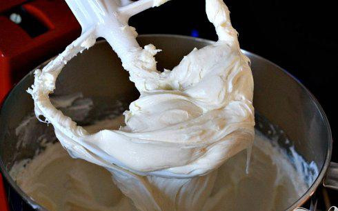 1. Этап. Чизкейк с гуавой: 5. Смешать 1 стакан сахара и сливочный сыр в большой миске, взбить миксером на средней скорости до однородной массы.