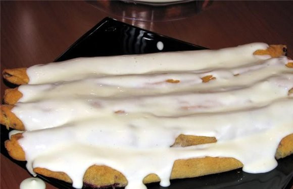 1. Этап. Торт Дрова под снегом: Тем временем готовим крем. Для этого взбиваем холодную сметану и сахар, добавив лимонную кислоту и желатин. Поливаем этим кремом 5 остывших рулетиков.