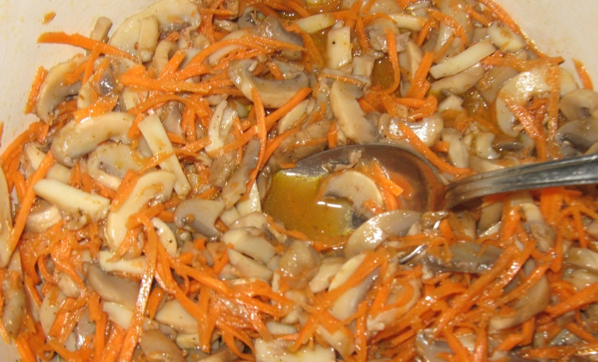 1. Этап. Маринованные вешенки по-корейски: 6. Выкладываем эту смесь в банку и в холодильник. Уже на следующий день оригинальная закуска готова!