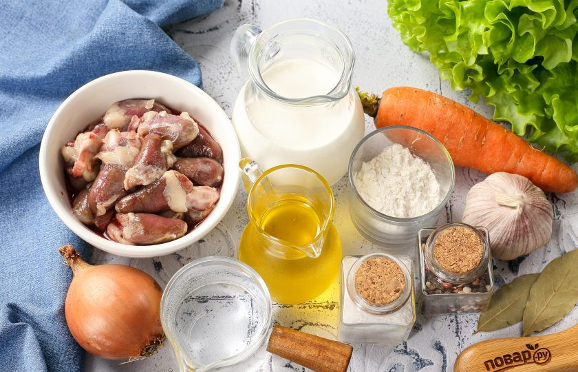 1. Этап. Куриные сердечки в мультиварке в сливках: Подготовьте все ингредиенты. Куриные сердечки разморозьте и ополосните водой. При желании жир можно удалить.