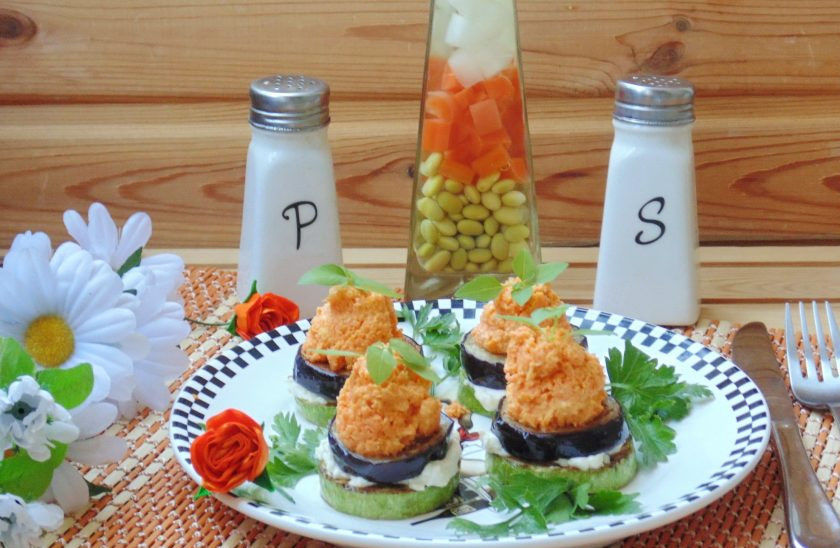 1. Этап. Башенки из кабачков и баклажанов: На баклажан выложите морковь с чесноком и майонезом. Закуска готова.