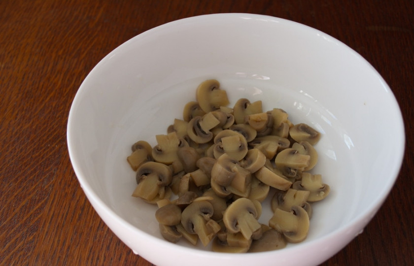 1. Этап. Салат с шампиньонами и сыром: Крупные шампиньоны нарезать на более мелкие кусочки. Желательно сохранить форму грибочков.