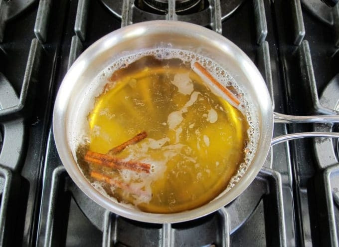 1. Этап. Сангрия ни сидре: 2. Потом добавьте корицу, перец и гвоздику. Доведите жидкость до кипения, а потом варите в течение 2-х минут.