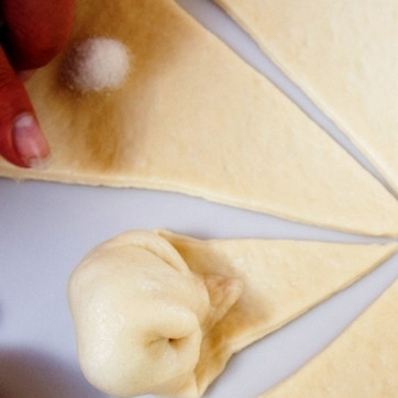 1. Этап. Вишневые бухты: Заворачиваем от краев к центру.