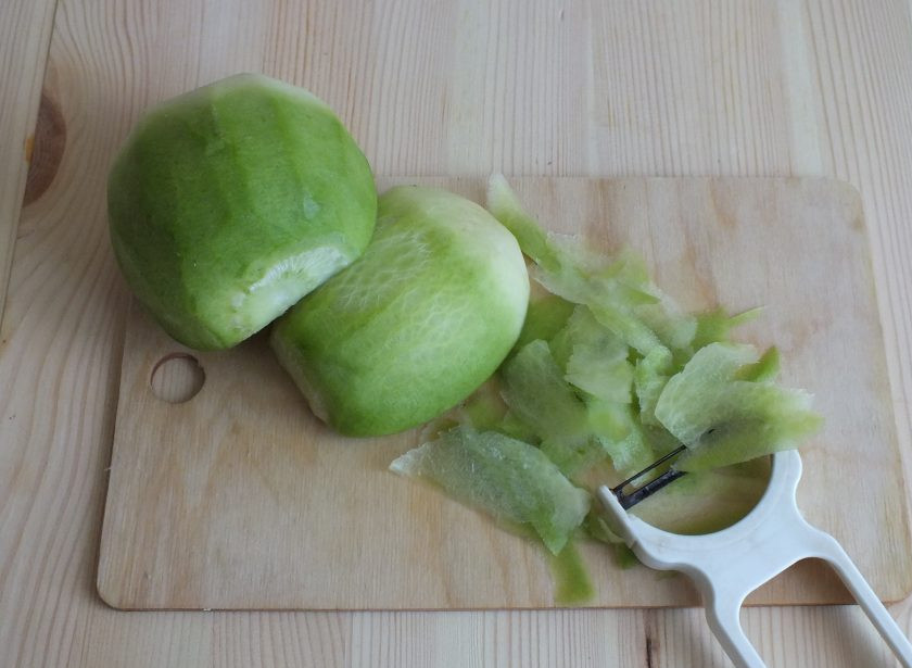 1. Этап. Салат с редькой и луком: Очищенную редьку нарежьте с помощью овощечистки - слайсами.