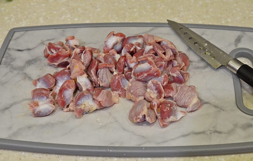 1. Этап. Куриные желудки по-грузински: Желудки промойте, удалите пленки и разрежьте пополам.