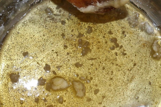 1. Этап. Пирог из апельсинов: Прогреваем духовку до 200 градусов. В кастрюлю засыпаем сахар, ставим ее на медленный огонь. Помешивая, растопите сахар. Снимите кастрюлю с огня и добавьте масло. Растворите его.