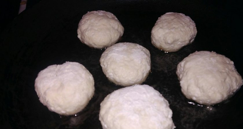 1. Этап. Сырники из домашнего творога: 5. Обжариваем с обеих сторон на растительном масле до румяного цвета.